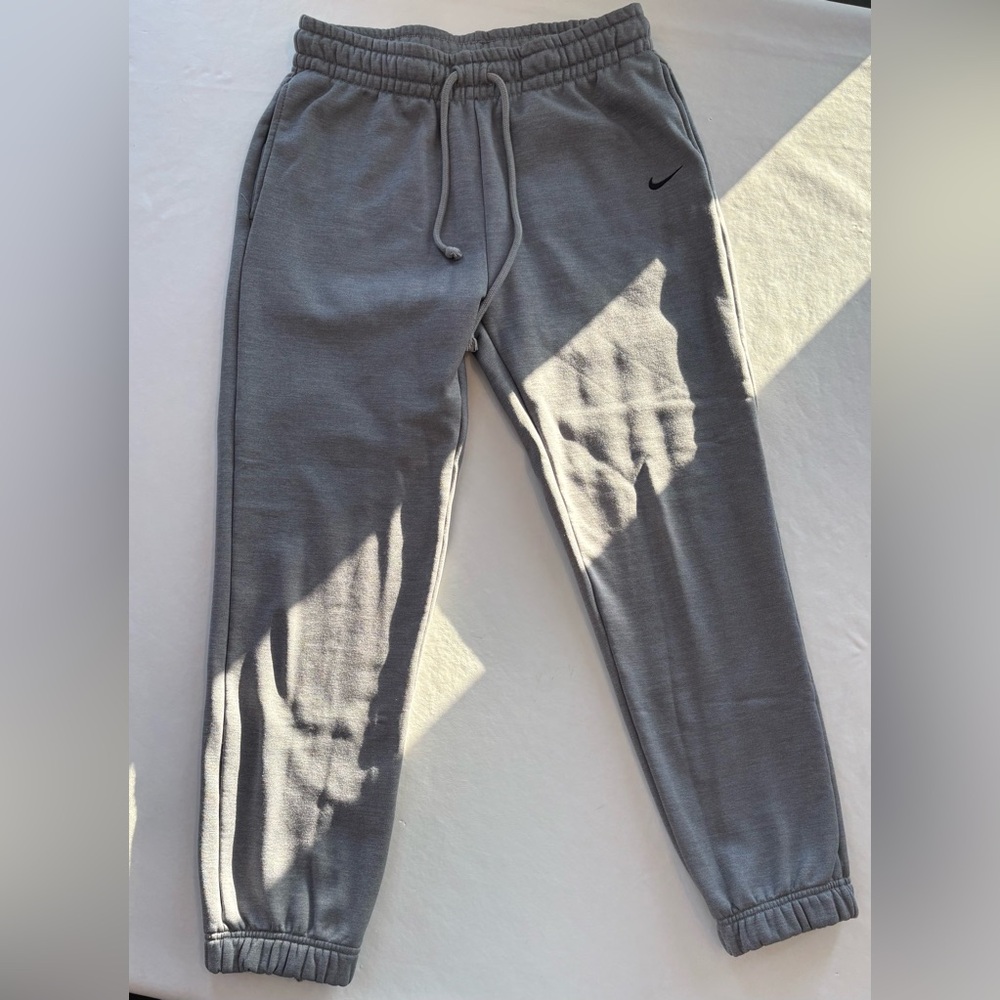 Nike Women’s Small Therma-Fit Charcoal Gray Joggers